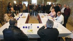 Cata de aceite en la capilla de Bendill� en una de las muestras dedicadas a este producto