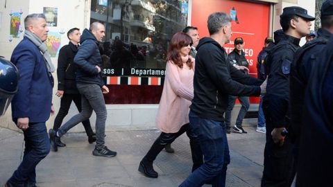 Cristina Fernndez, rodeada de escoltas, a la salida el viernes de su residencia, un da despus del atentado