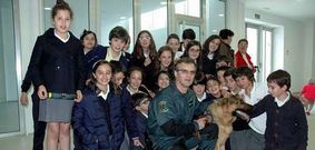 Un grupo de ni�os, ayer en el F�rum, con un guardia civil y su perro.