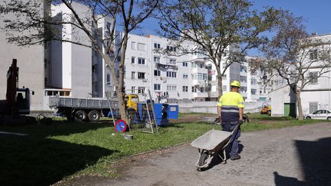 Obreros trabajando en el derribo del muro del Observatorio.
