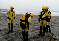 Efectivos del operativo de b�squeda ayer por la ma�ana en la playa de Navia. 