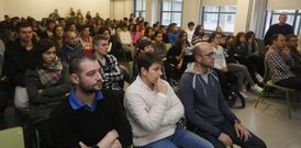 T�cnicos y directivos de Alcoa compartieron ayer conocimientos con alumnos del instituto. 