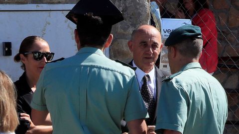 Juan Manuel, hermano de Blanca Fern�ndez Ochoa, conversa con dos guardias civiles