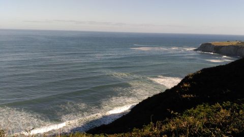 Mancha de espuma en la playa de Peñarrubia de Gijón.Playa de Peñarrubia, en Gijón