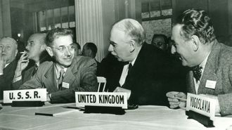 Keynes, en el centro, con los representantes de la URSS y Yugoslavia en Bretton Woods 