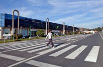 El paso a nivel sin barreras de Iria (arriba) y el de peatones de A Picara�a son peligrosos.