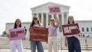Manifestantes contra la participaci�n de atletas trans en competiciones femeninas, frente a la Corte Suprema de los Estados Unidos.
