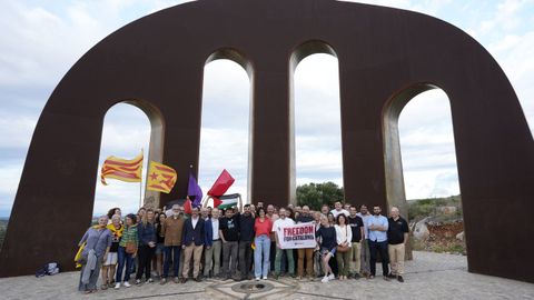 Foto de grupo en el monumentoPuerta de los Pases Catalanes,obra del escultor Emili Armengol