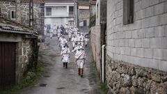 Troteiros de Bande.Ni�os, hombres y mujeres mantienen el personaje troteiro de Bande. La primera salida de este carnaval de los troteiros por las aldeas anim� la ma�ana en el municipio de Bande. En la ruta por los pueblos, no falta comida ni bebida para reponer fuerzas. Ni tampoco la m�sica de gaitas. 