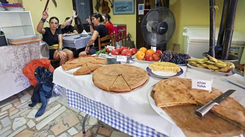 Peregrinos haciendo el camino de Santiago recalan en el caf bar Oasis en Barosa, Barro