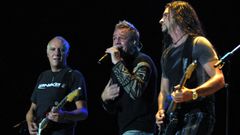 Mario Mart�nez, a la izquierda, durante un concierto de La Uni�n en Galicia