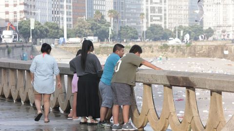 Las playas de Riazor y Orz�n amanecieron llenas de basura tras la noche de San Xo�n