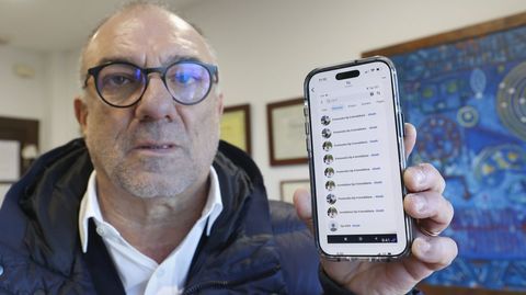 Agust�n Pacheco, en su inmobiliaria de Pontevedra, mostrando los perfiles falsos que se crean con su fotograf�a.