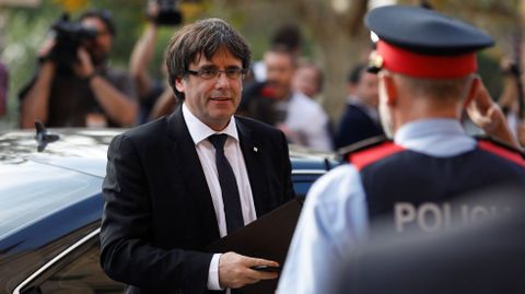 Un mosso se cuadra ante Puigdemont a su llegada al Parlament