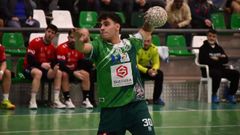 Rodrigo Ortega lanzando a la porter�a durante un encuentro con el Balonmano Ingenio
