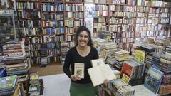 Marta Fojo, en la librer�a Follas Vellas de Santiago, con primeras ediciones de obras de Castelao y de Cunqueiro.