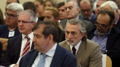 Noventa minutos escuchando los cargos. La secretar�a del juzgado de la macrocausa de la G�rtel emple� ayer hora y media de la sesi�n matinal para leer los nombres de los 37 procesados, los cargos que se les imputan y las penas que se solicitan para ellos. 