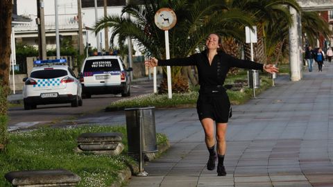 Gente paseando o haciendo deporte por el Paseo Mar�timo de Covas en Viveiro