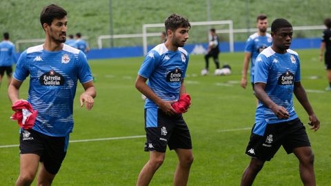 Yeremay, entre Trigueros y William, durante un entrenamiento en Abegondo