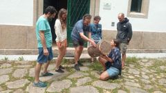 Xos� Manuel Dur�n muestra un cortizo a los asistentes al curso.