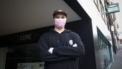 Javier Rodr�guez, con la tienda Core Surfing, asegura que tiene que resistir con el negocio porque ya ha adquirido mercanc�a para el a�o que viene