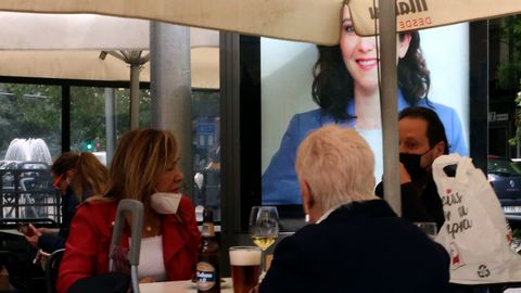 Cartel electoral de Ayuso en una terraza de Madrid