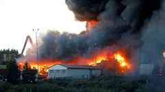  Los Bomberos de Gij�n trabajan en las labores de extinci�n de un incendio producido esta tarde en una nave industrial ubicada en San Andr�s de los Tacones (Gij�n). El siniestro, en el que no se han producido da�os personales, se origin� por causas desconocidas en la empresa de desguaces Grupo Riestra