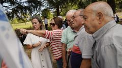 La conselleira ayud� a resolver las dudas de los afectados tras presentarles el nuevo proyecto.