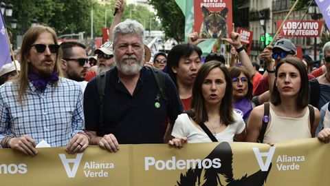 Los militantes de Podemos Pablo Fern�ndez, Ione Belarra e Irene Montero, entre otros, durante la manifestaci�n bajo el lema �Lobo vivo y protegido�, celebrada este domingo en Madrid