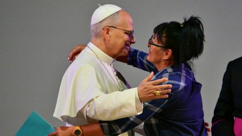 Le�n XIV abraza a Montse, reclusa del centro penitenciario que ha visitado.