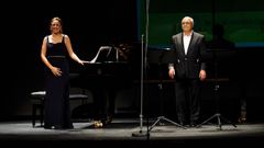 El tenor Joaquín Pixán y la pianista Andrea González, en el Teatro Colón.