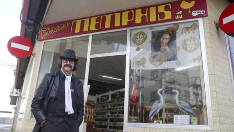 Juan Cupeiro frente a su tienda, Discos Memphis, en el barrio de Santa Cecilia, en Nar&oacute;n.