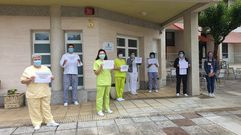 Trabajadoras de la residencia del Malec�n, durante la concentraci�n de este jueves