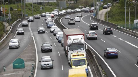 Atasco en la autopista por las obras de Rande, en abril del 2018