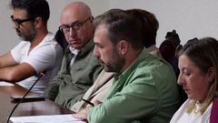 Jairo Rodr�guez, con camisa verde, anunci� su renuncia este mi�rcoles en el pleno de Melide. En la imagen, con gafas, Pablo Costoya, que tom� posesi�n como nuevo concejal del PP en la misma sesi�n plenaria