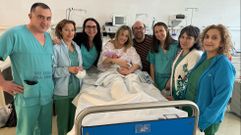 Tiago, en brazos de su madre, acompa�ado de su padre y el equipo de partos del CHUO.