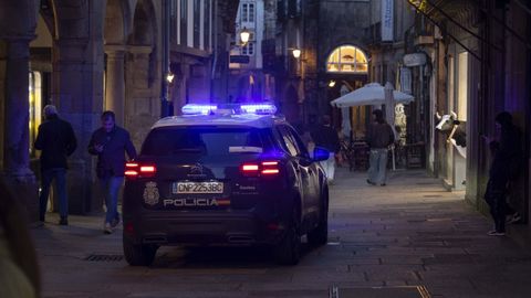 Un coche de la Polica Nacional patrulla por la Ra do Vilar de Santiago
