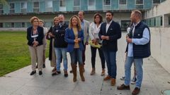 Teresa Mallada en las inmediaciones del centro de salud de Mieres en donde ha estado acompa�ada por las diputadas Beatriz Polledo, responsable de Sanidad del Grupo Parlamentario Popular en la Junta General del Principado, y Gloria Garc�a; adem�s de los portavoces y presidentes de las Juntas locales del PP de Mieres, Aller y Lena