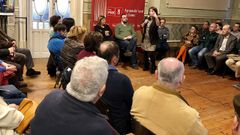 Adriana Lastra interviene, ante la mirada de Adri�n Barb�n y Gimena Llamedo, en un acto de la agrupaci�n socialista de Llanes