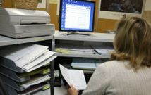 Imagen de archivo de una funcionaria informatizando datos en el Registro Civil. 