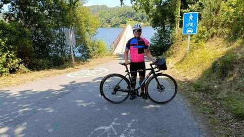 Carlos Ameixenda, técnico municipal de Abegondo, comprobó los riesgos y beneficios de utilizar la bici para sus desplazamientos al trabajo: 15.000 kilómetros, con un ahorro de 3.000 euros en combustible y bajada de 8 kilos en dos años.