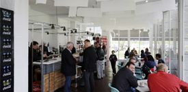 La zona hostelera del parque n�utico ofrece cafeter�a, sal�n para banquetes y restaurante. 