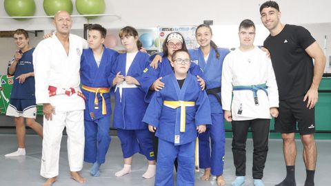 Fotograf�a al equipo de Special Judo con los entrenadores y jugadores del equipo, en el gimnasio Fibra. �nico equipo gallego y espa�ol en participar en un campeonato europeo de judo inclusivo.