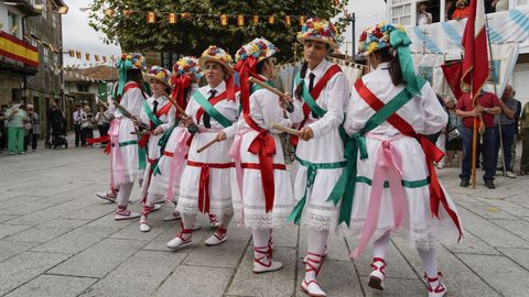 Danzantes de Vilanova dos Infantes interpretan la  rabiosa , con palos, ante la Virgen del Cristal