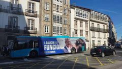 El autob�s municipal con la publicidad de campa�a del PPdeG, antes de que Tussa ordenase retirarla