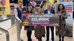 El director de Comunicacin de Gadisa Retail, Jos Luis Fernndez, y la coordinadora de Responsabilidad Social Corporativa y Relaciones Pblicas, Luca Santos, enregaron el cheque a Myriam Garabito e Irene Marn, presidenta y coordinadora, respectivamente, de Unicef Galicia