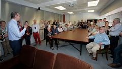 Visita de suscriptores de Arousa a la sede central de La Voz de Galicia