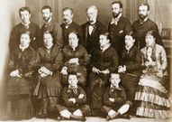 El doctor y cient�fico monfortino Antonio Casares, tercero por la derecha en la fila superior, en una foto de familia