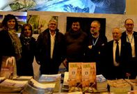 <span lang= es-es >Amplia representaci�n muxiana en Fitur</span>. Los responsables de los cinco establecimientos de Mux�a que disponen de la Q de Calidad Tur�stica estuvieron en Fitur -en la imagen, junto al alcalde y el presidente de la Fecom- para promocionar conjuntamente su localidad.