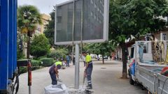 Retirada de un mupi en la bajada del centro comercial